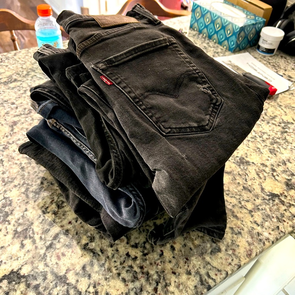 DISTRESSED/ WORN IN LEVIS 512 slim taper